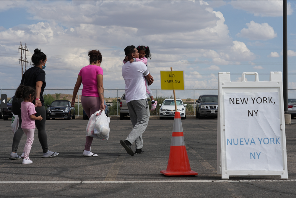 Migrantes se dirigen a autobuses