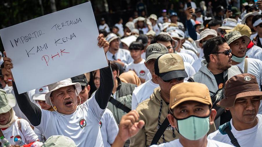 Sejumlah buruh industri tekstil berunjuk rasa di kawasan Patung Kuda, Jakarta, Kamis (27/6/2024). Mereka mendesak pemerintah untuk serius menyelamatkan industri tekstil dan produk tekstil (TPT) dari ancaman kebangkrutan dan PHK massal.