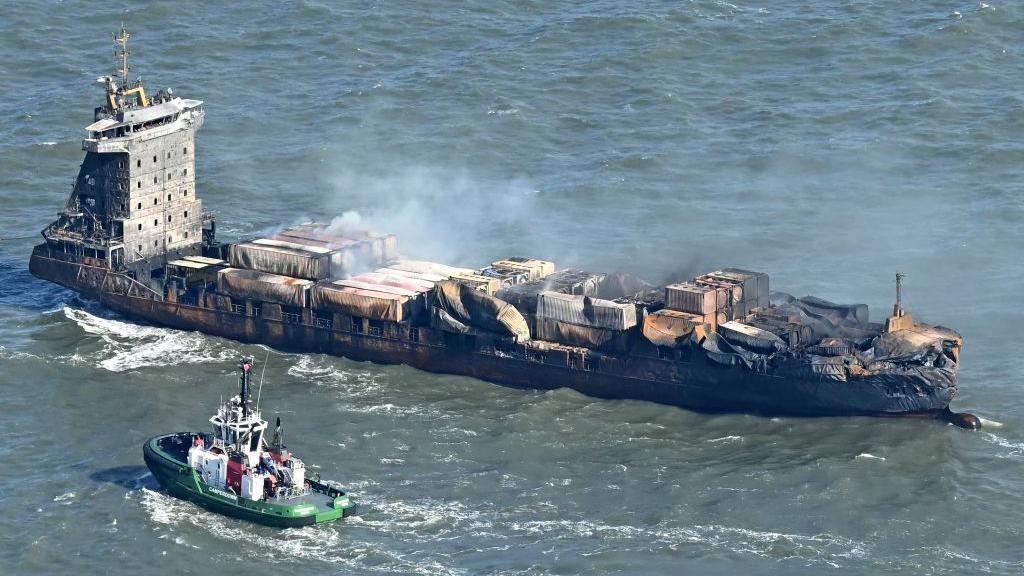 El humo se eleva desde el carguero Solong en el mar del Norte, frente a la costa de Withernsea, al este de Inglaterra, el 11 de marzo de 2025, después de que colisionara con el petrolero Stena Immaculate.