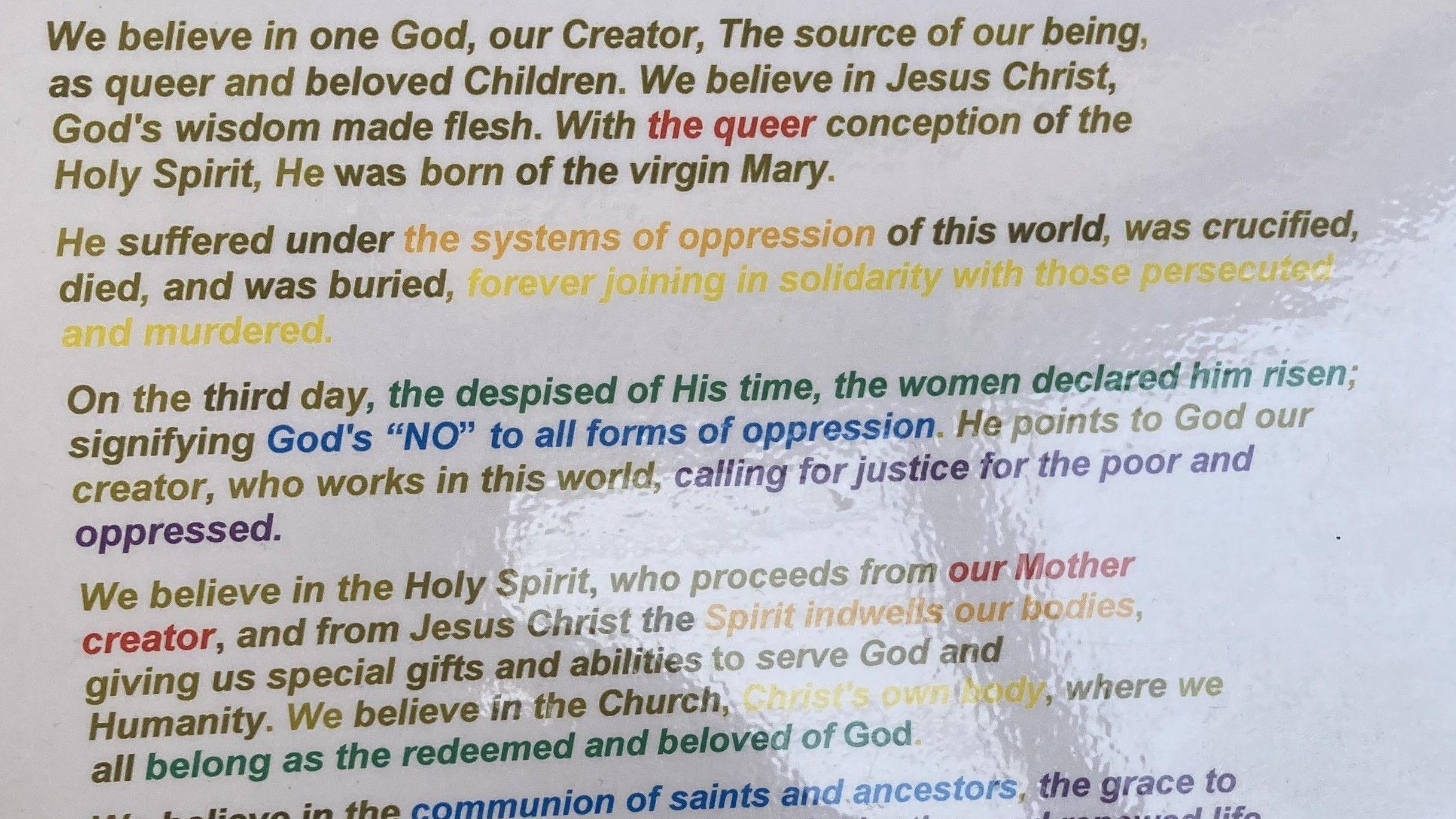 Folha impressa com versão nova do Credo dos Apóstolos - escrito com diferentes cores, lembrando o arco-íris