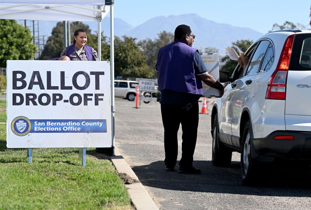 Tenda para depósito de voto antecipado, com carro estacionado ao lado 