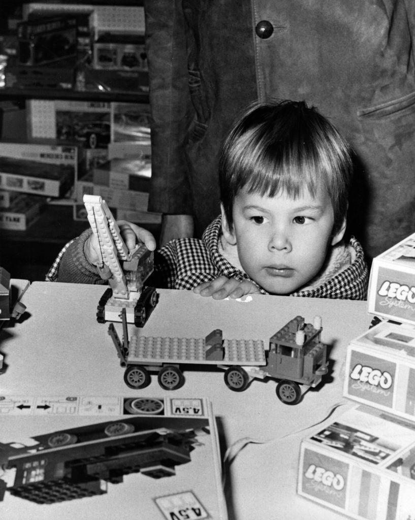Un niño jugando con Lego.