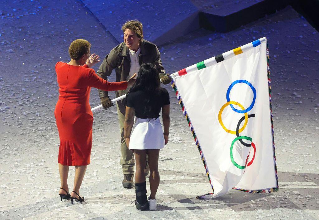 Tom Cruise recibe la bandera olímpica de Simone Biles y la alcaldesa de Los Ángeles