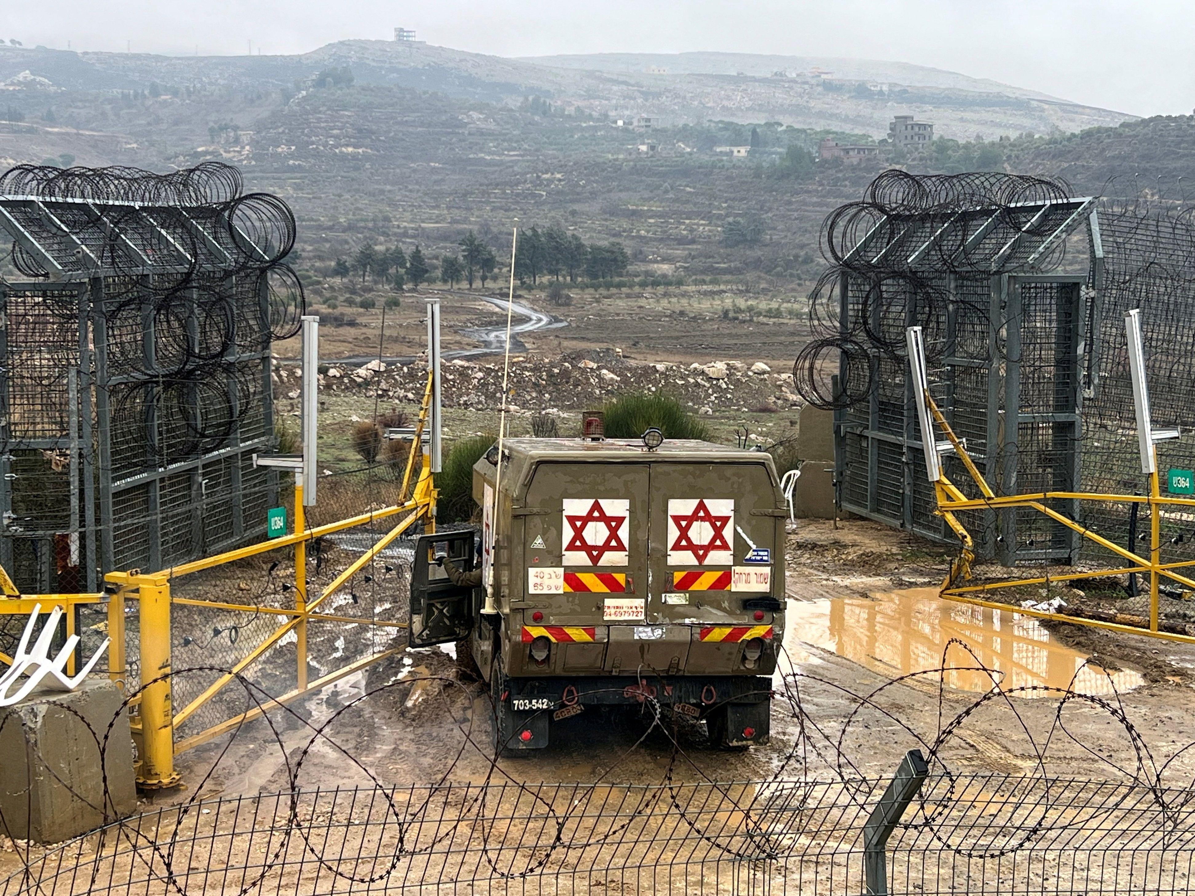 مدرعة عسكرية إسرائيلية تدخل سوريا عند خط وقف إطلاق النار بين سوريا ومرتفعات الجولان التي تحتلها إسرائيل، في 29 ديسمبر/كانون الأول 2024