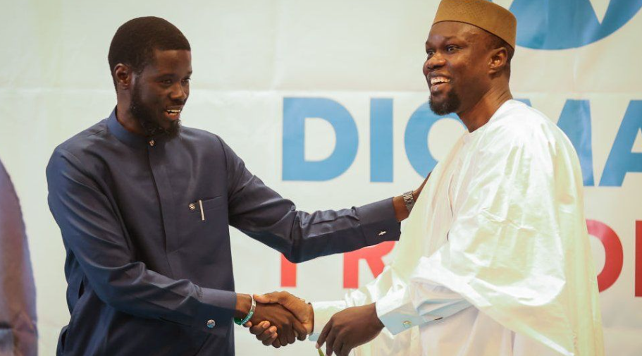زعيم المعارضة السنغالية عثمان سونكو والرئيس السنغالي الجديد باسيرو ديوماي فاي 