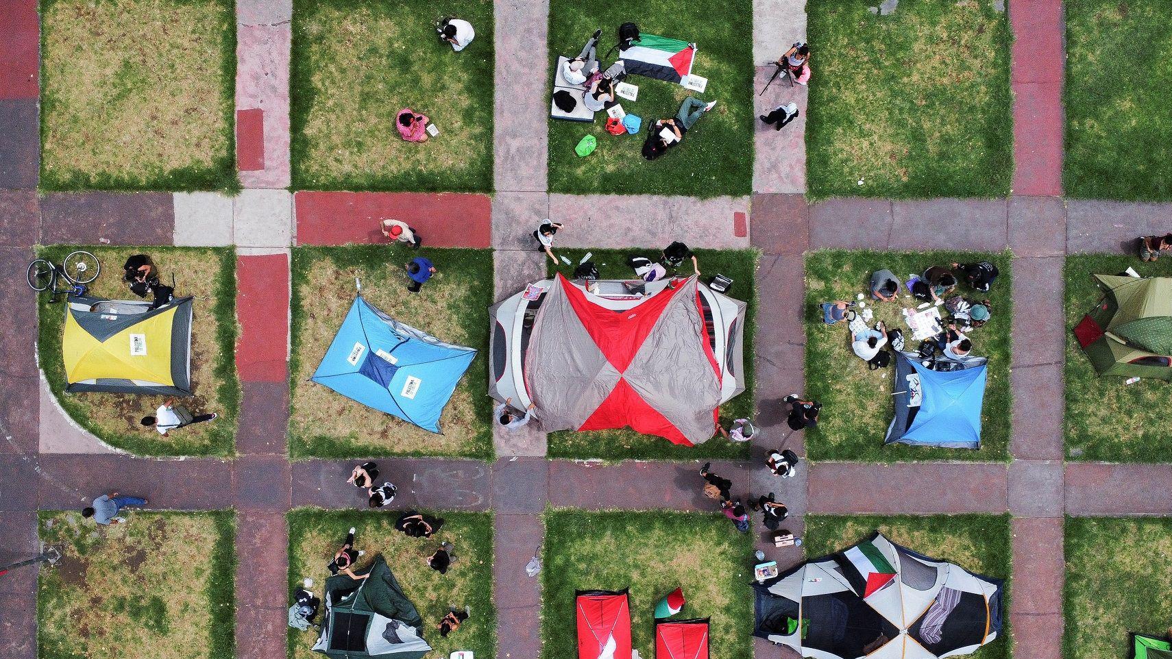 طلبة يقيمون خيمة خلال احتجاج في الحرم الجامعي 