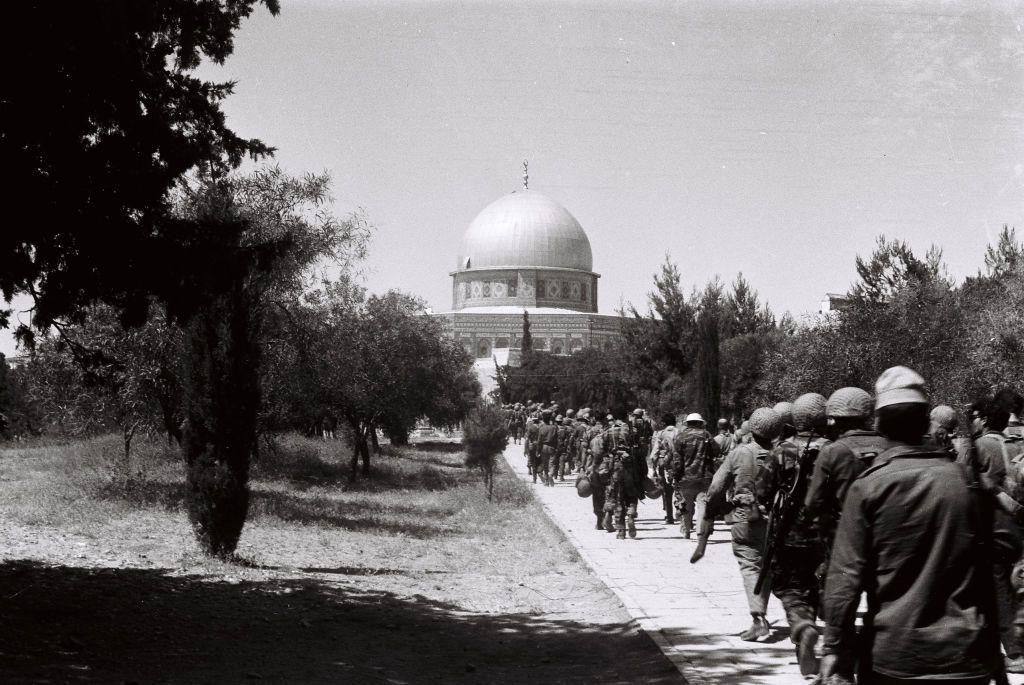 جنود إسرائيليون يسيرون في حرم المسجد الأقصى بالبلدة القديمة في القدس في 11 يونيو/حزيران 1967، التي احتلت خلالها إسرائيل الشق الشرقي من مدينة القدس.