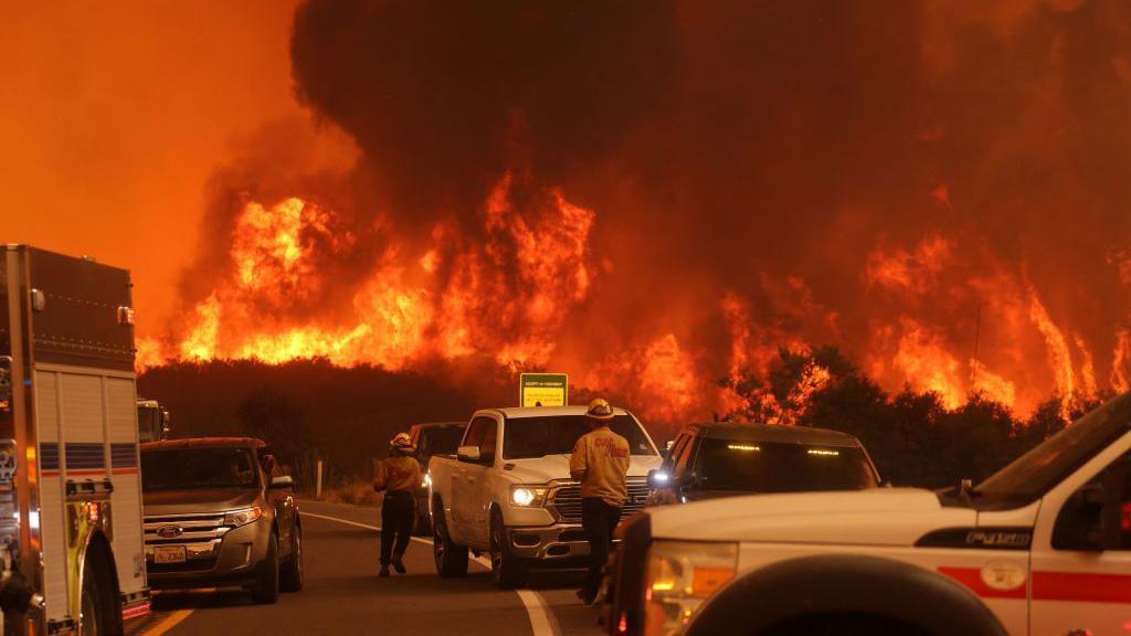 Autoridades observam o incêndio