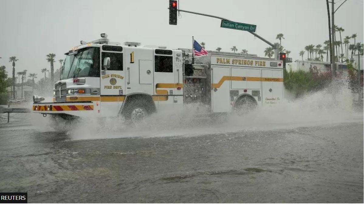 سيارة إطفائية تعبر أحد الشوارع المغمورة بالمياه في مجينة بالم سبرينغز.