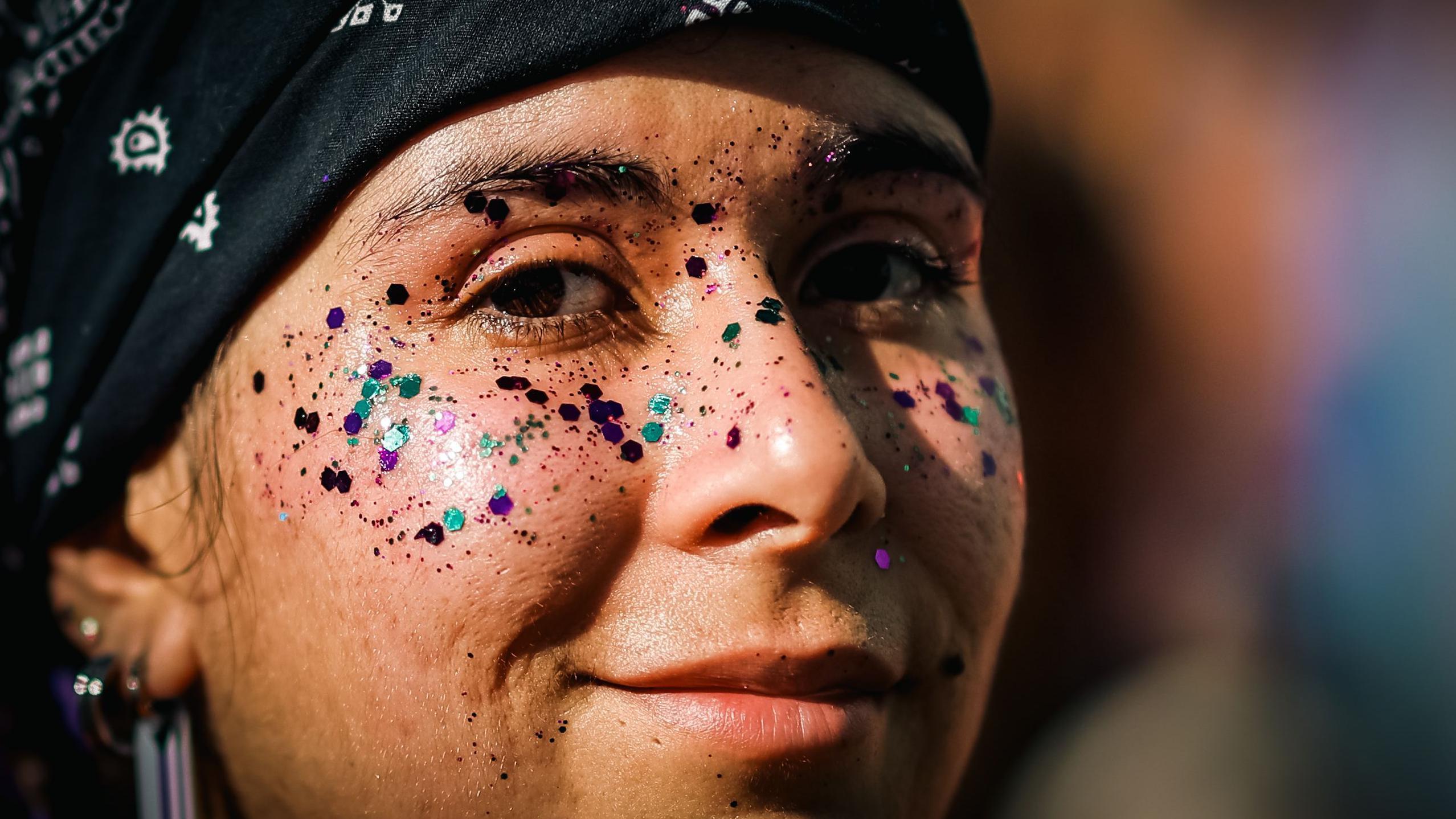 Primer plano de una mujer en la marcha del 8M en Buenos Aires