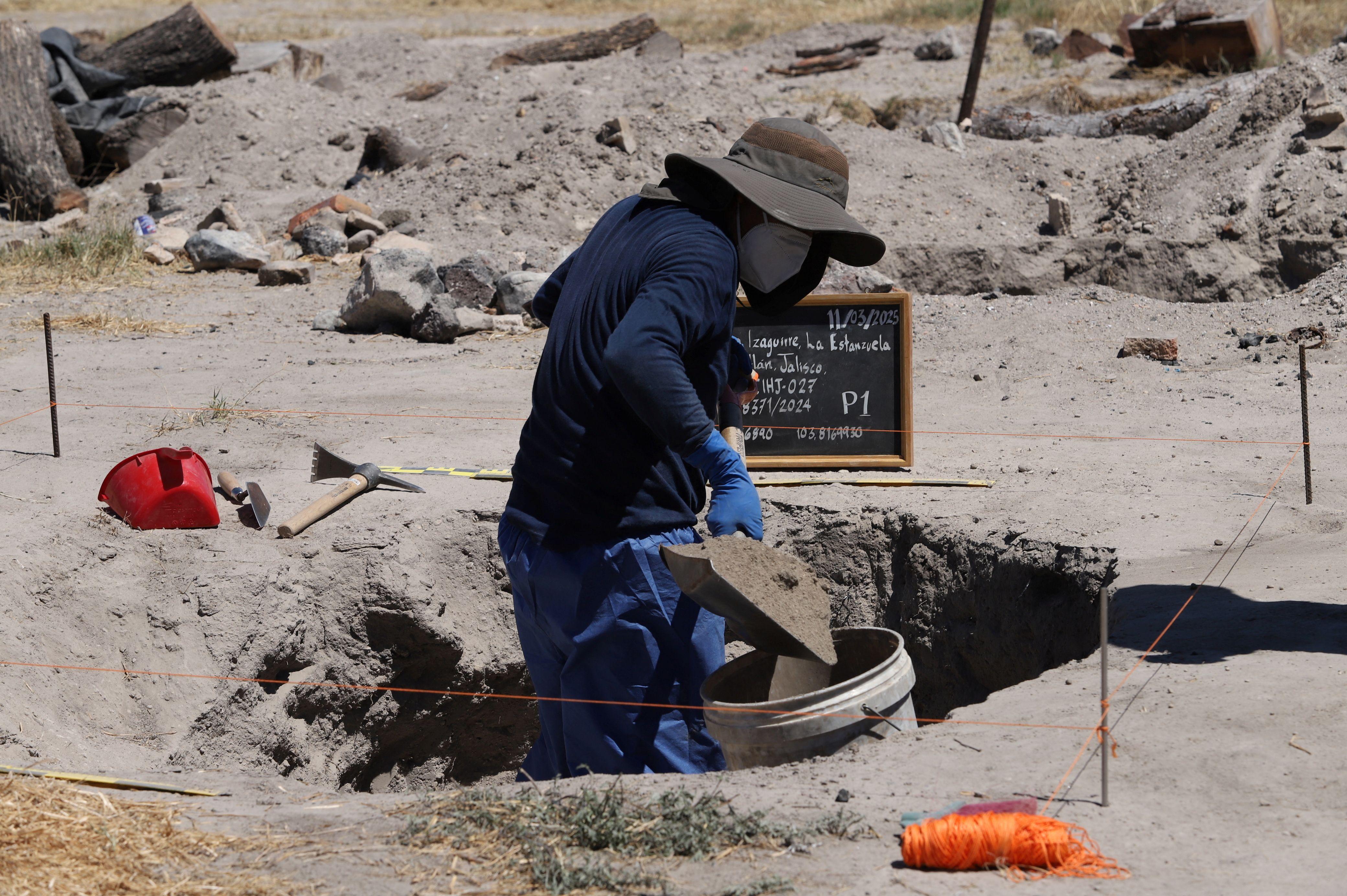 Equipos forenses trabajan en la remoción de tierra en el Rancho Izaguirre.