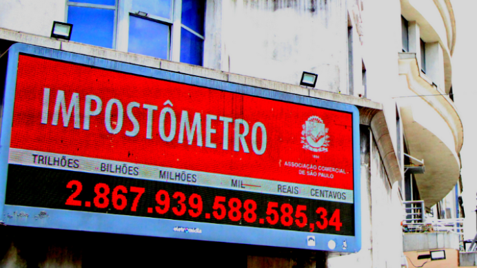 Painel de impostômetro no centro de São Paulo calcula a cobrança de impostos no Brasil