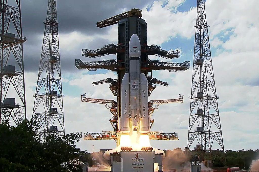 لحظة إطلاق الصاروخ التابع لمنظمة أبحاث الفضاء الهندية، والذي يحمل مركبة تشاندرايان 3.