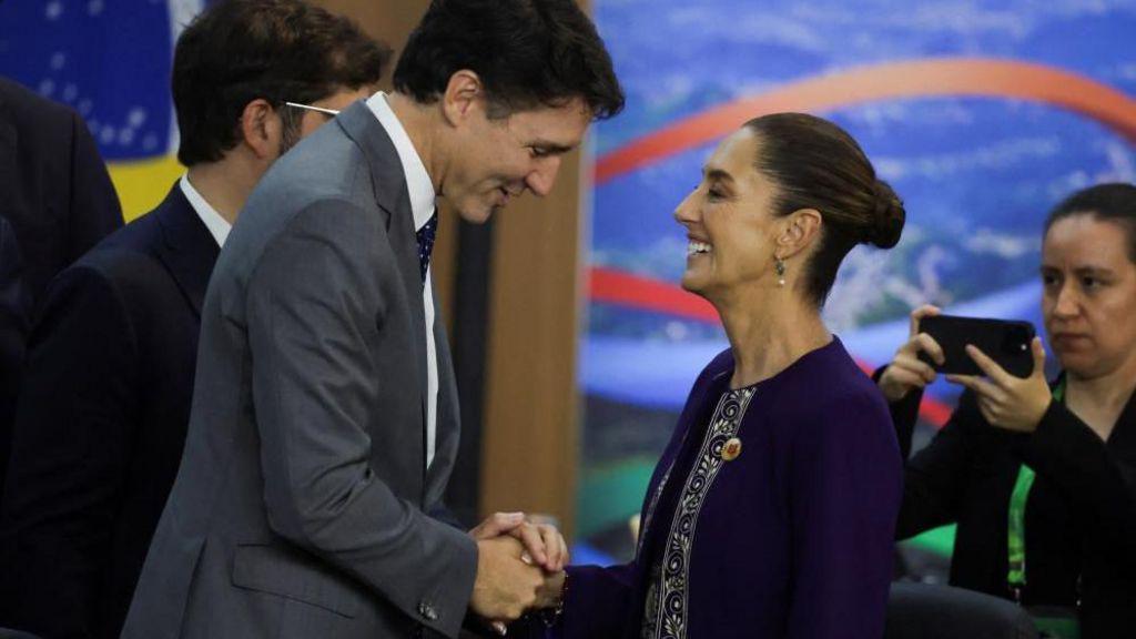 El primer ministro de Canadá, Justin Trudeau, y la presidenta de México, Claudia Sheinbaum, se dan la mano durante la cumbre del G20 en el Museo de Arte Moderno de Río de Janeiro, Brasil.
