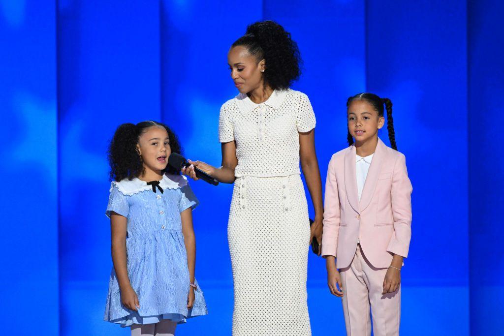 La actriz Kerry Washington con las sobrinas-nietas de Kamala Harris en el escenario del United Center de Chicago, Illinois, durante el último día de la Convención Nacional Demócrata, el 22 de agosto de 2024.