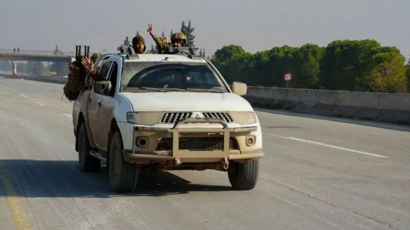 За словами самих повстанців, вони майже не зустрічають опору на своєму шляху через значне скорочення іранських угруповань у Сирії