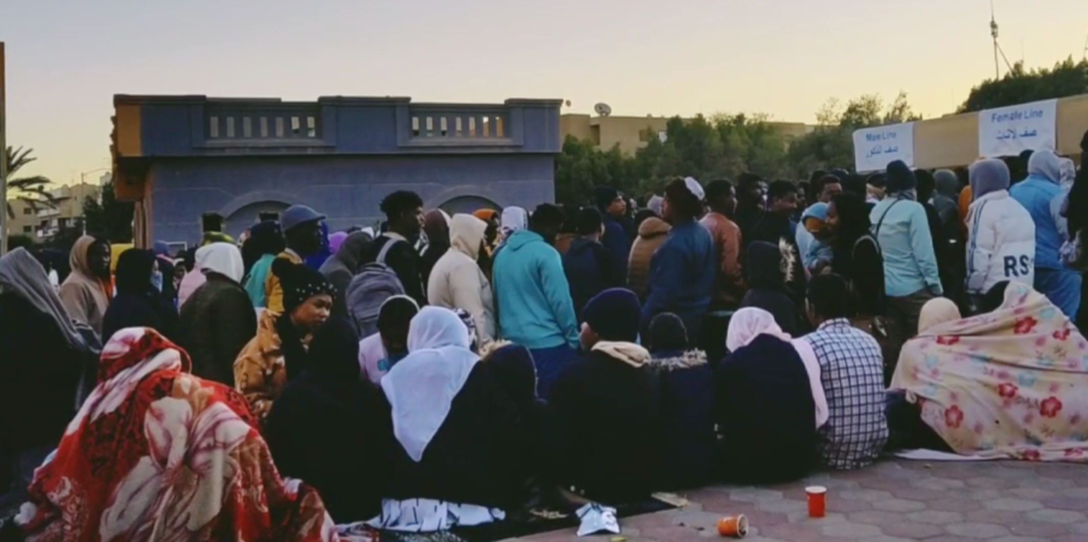 Migrantes sudaneses fazem fila no Cairo para obter status de refugiados