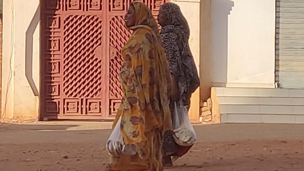 سيدتان سودانيتان تمشيان في الشارع