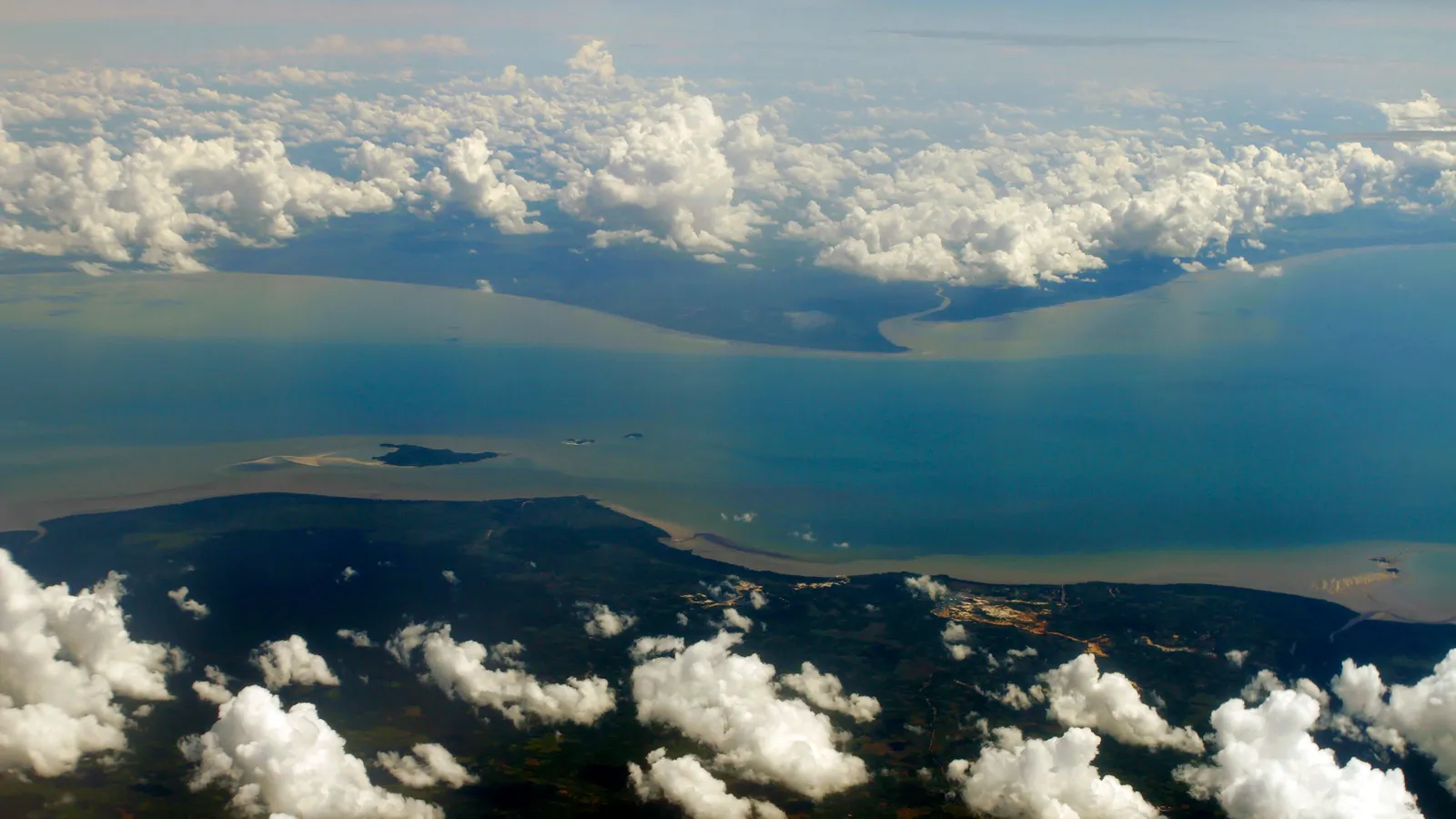 Estreito de Malaca visto do alto, com nuvens acima