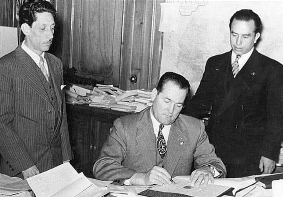 Juan José Arévalo firma un documento. 