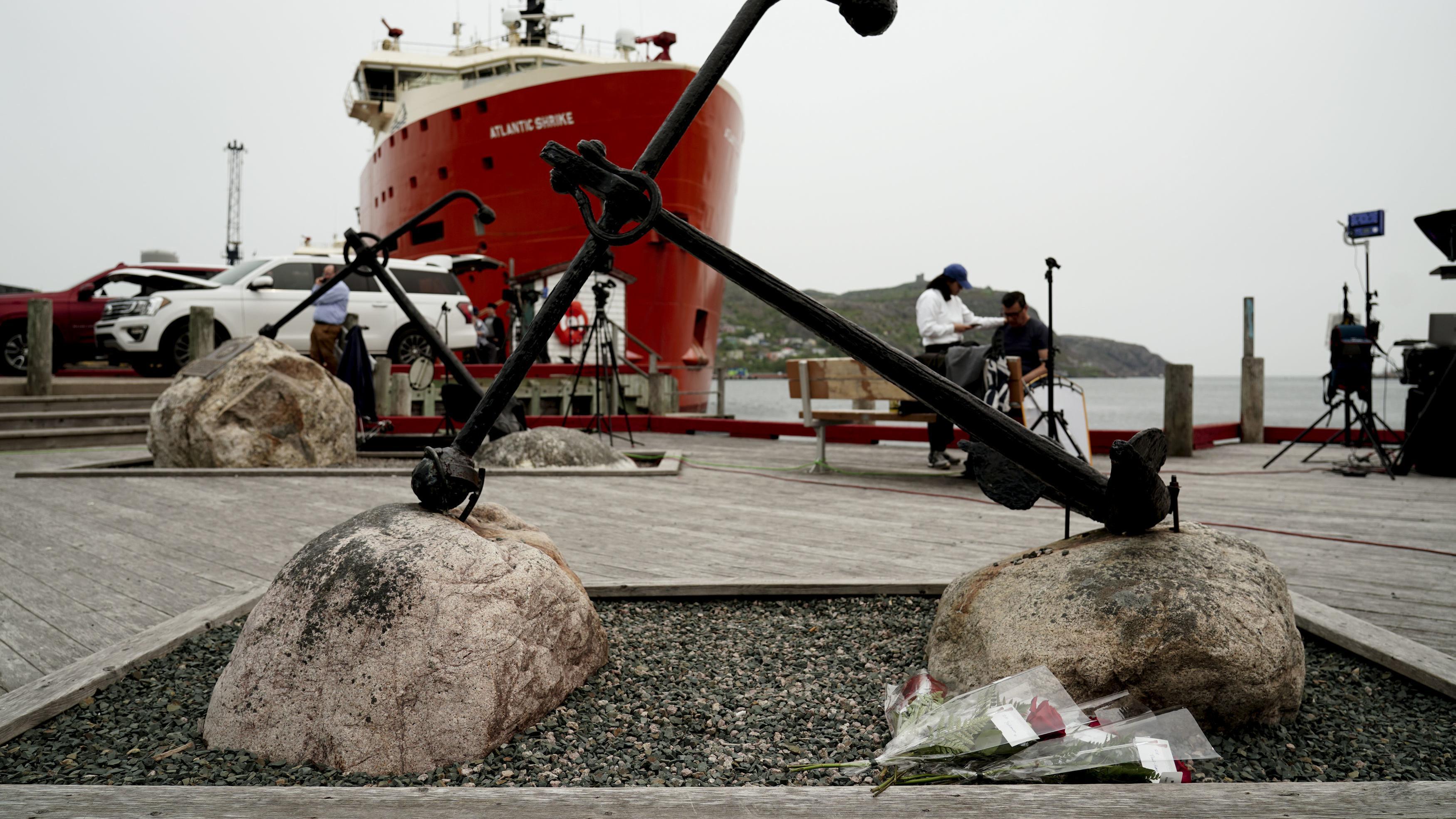 Flores no porto de Newfoundland, de onde havia partido o Titan