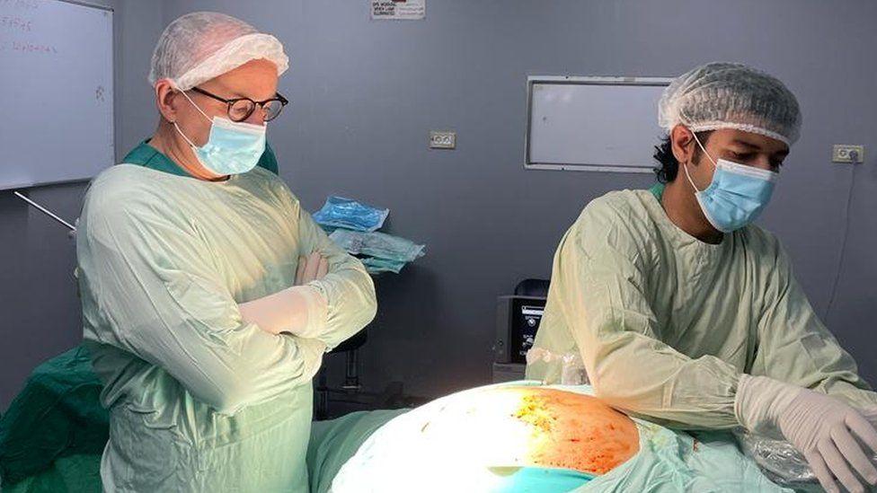 Nick, Han Yunus'taki Avrupa Gazze Hastanesi'nde bir ameliyatta.