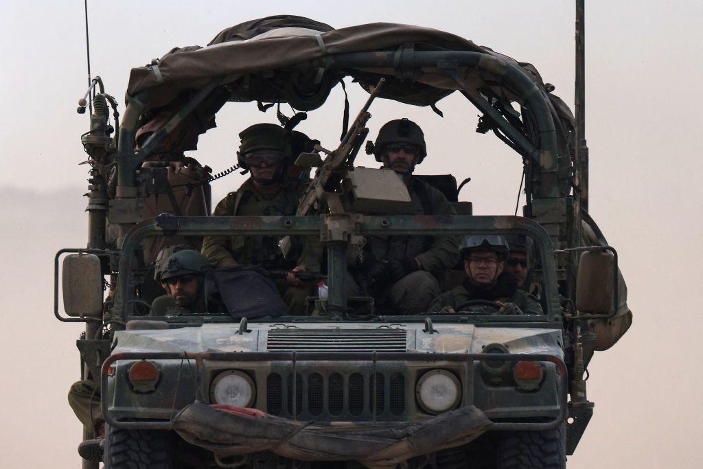 Un camión con soldados israelíes patrulla territorios palestinos. 