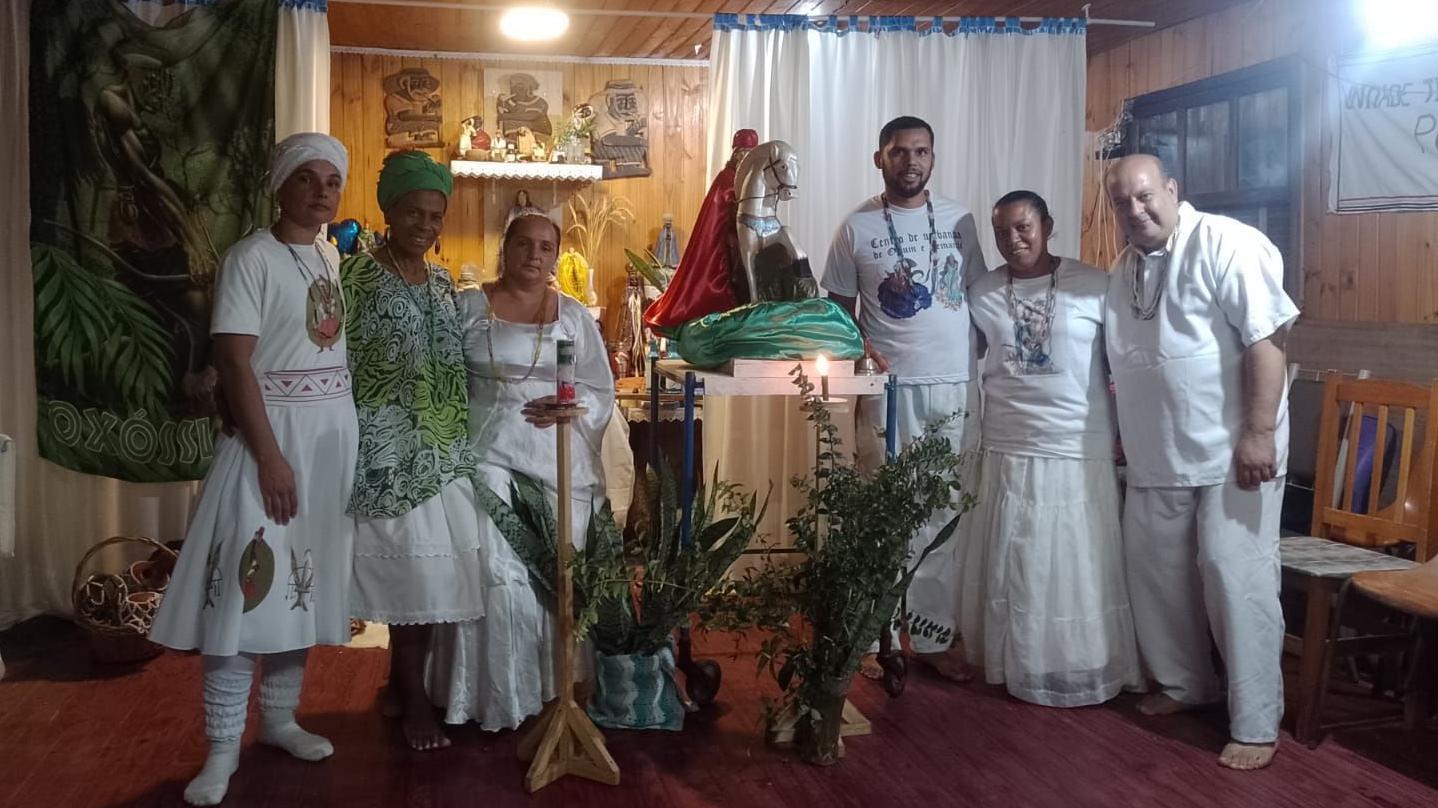 Bia ao lado de amigos no local onde também é usado como terreiro de candomblé na Ilha da Pintada