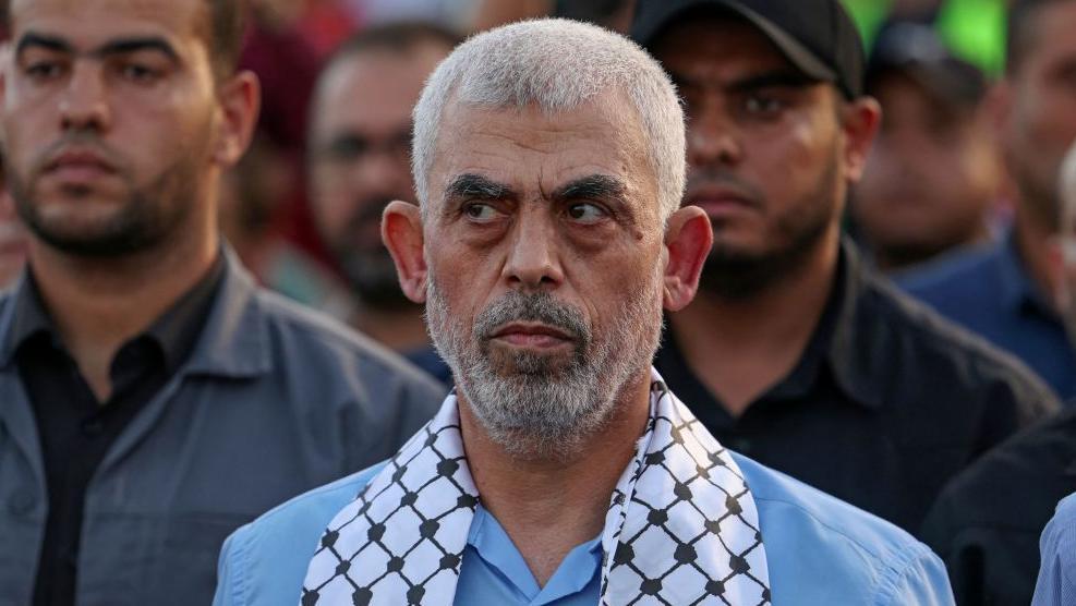 Kepala sayap politik gerakan Hamas Palestina di Jalur Gaza Yahya Sinwar menghadiri unjuk rasa untuk mendukung masjid al-Aqsa Yerusalem di Kota Gaza pada 1 Oktober 2022.