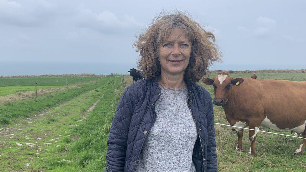 Sue Warner en un campo con vacas