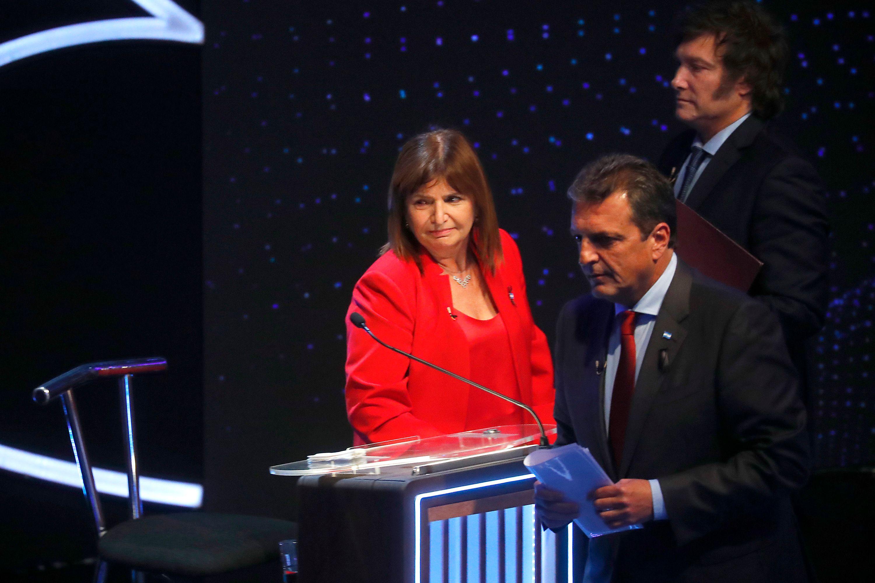 Bullrich, Massa y Milei durante un debate presidencial antes de la primera vuelta de las elecciones argentinas de octubre. 