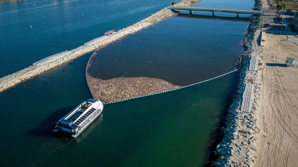 Lixo se acumula atrás da barreira de um sistema Interceptor em Ballona Creek, na Califórnia