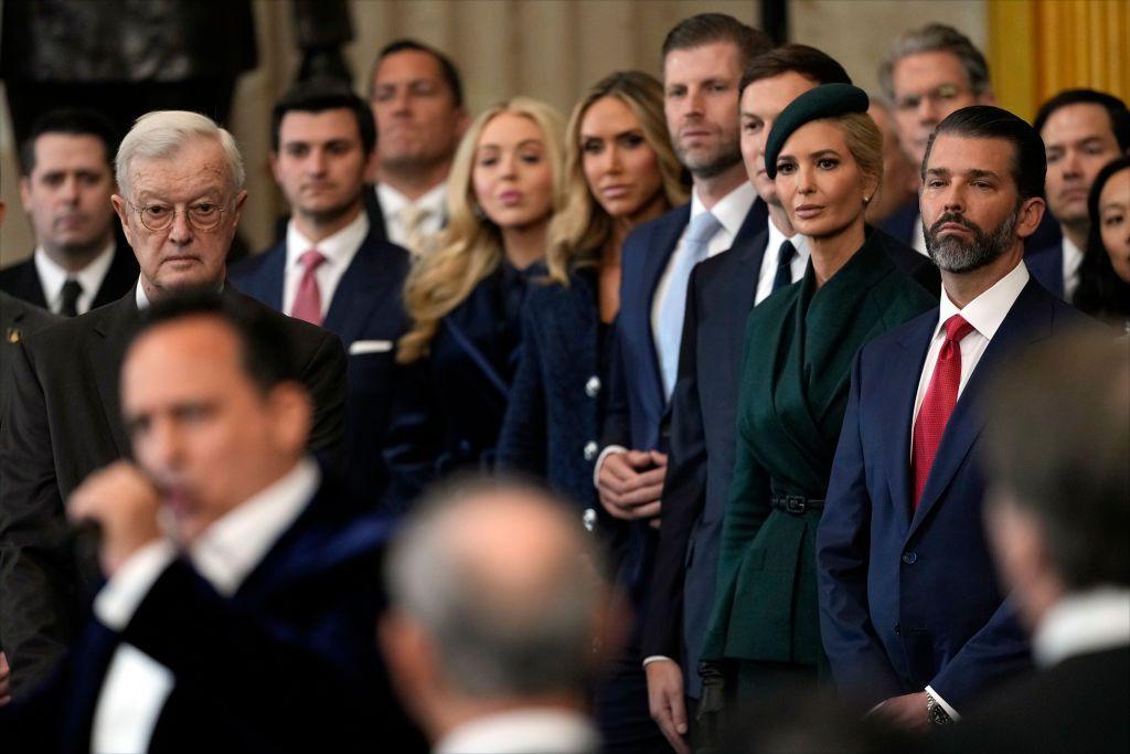 Miembros de la familia Trump escuchan cómo Christopher Maccio canta durante la toma de posesión de Donald J. Trump en la Rotonda del Capitolio de Estados Unidos el 20 de enero de 2025 en Washington, DC. Donald Trump asume el cargo para su segundo mandato como el 47º presidente de los Estados Unidos. (Foto de Julia Demaree Nikhinson - Pool/Getty Images)