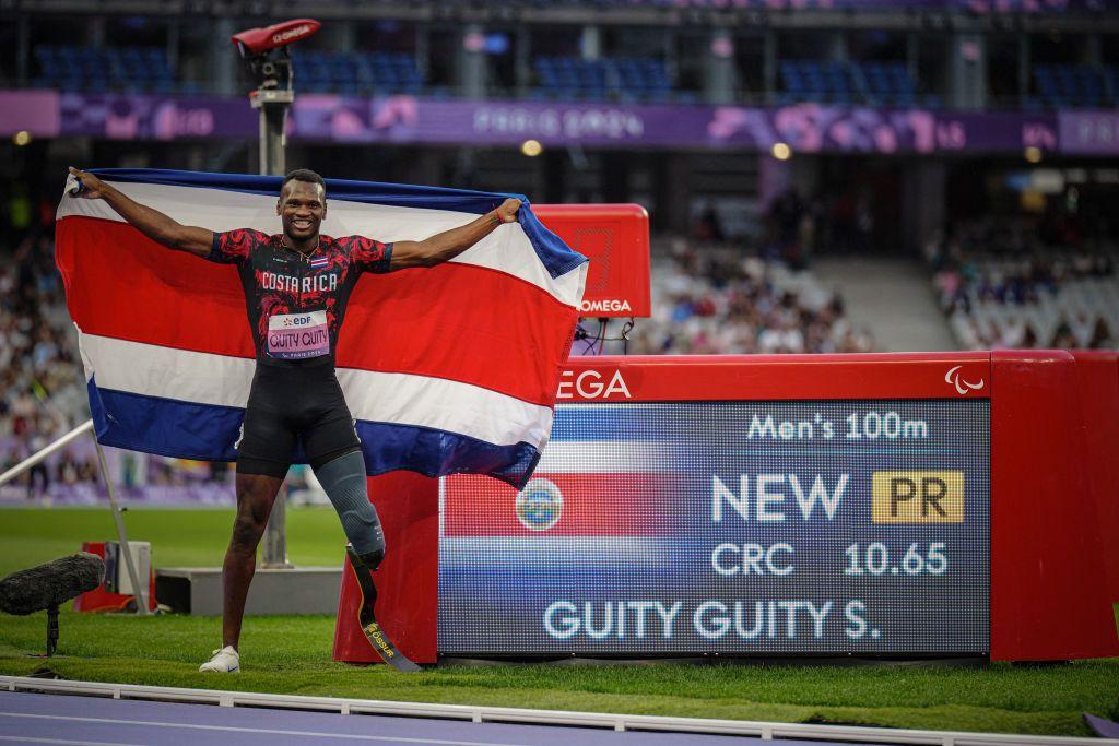 Sherman Guity, de Costa Rica, festeja la obtención del récord paralímpico en carrera de 100 metros llanos masculino en la categoría T64 (personas con movimiento moderadamente limitado de la parte inferior de la pierna o ausencia de una pierna).