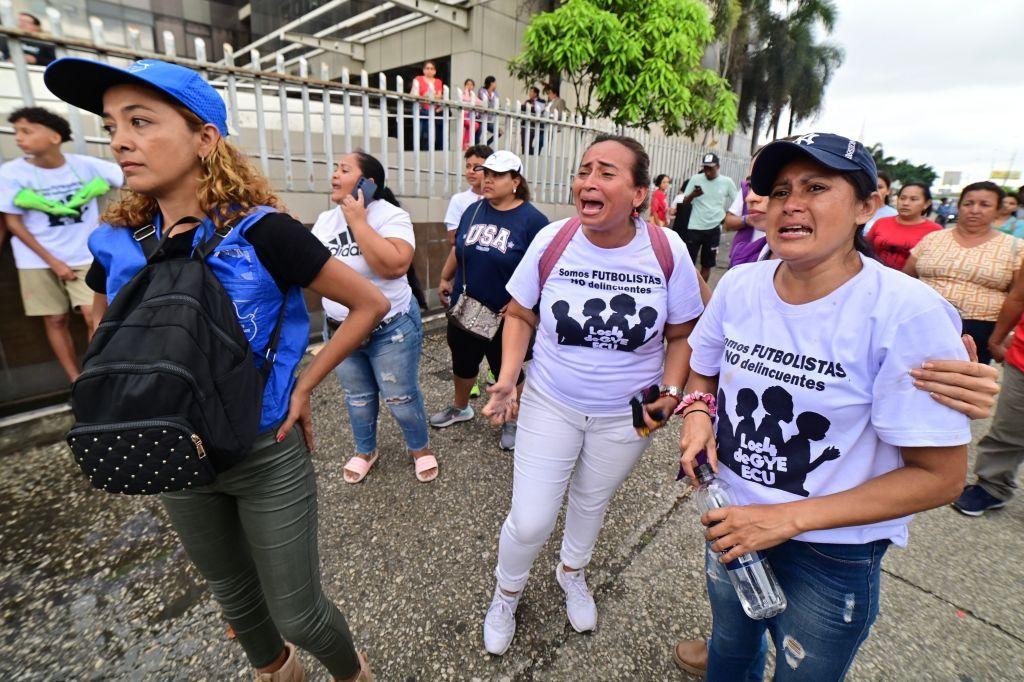 Mujeres lloran en la calle durante una protesta