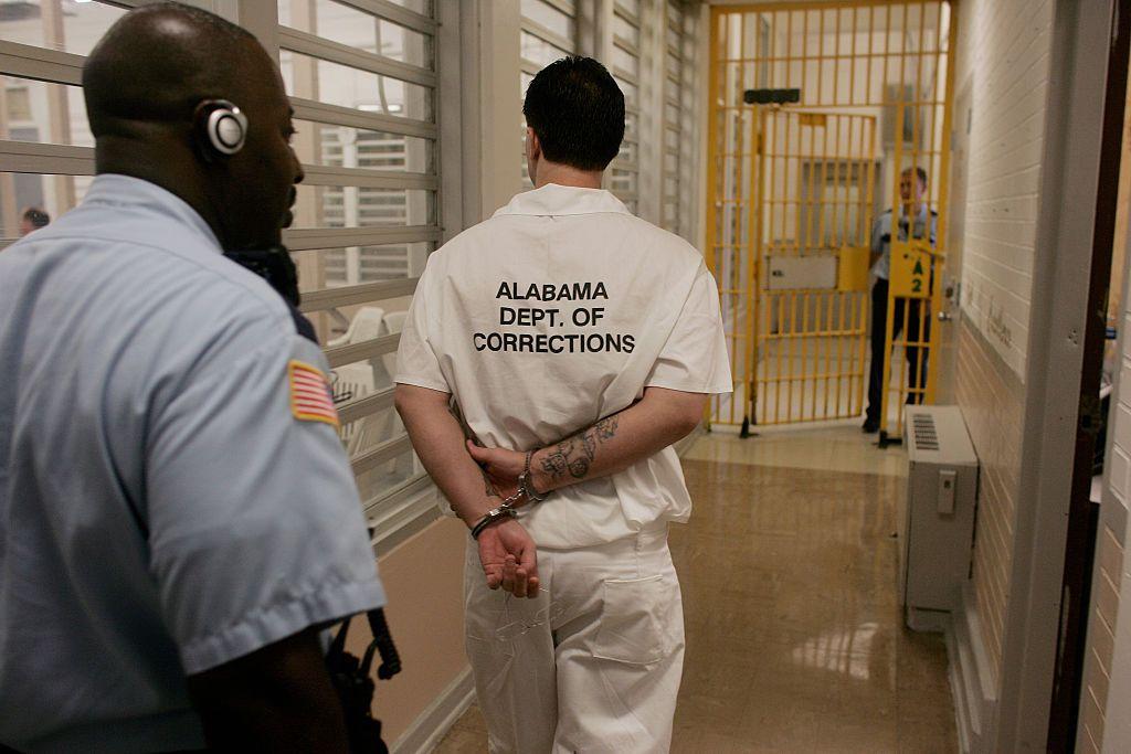 Un prisionero y un guardia en una cárcel de Alabama