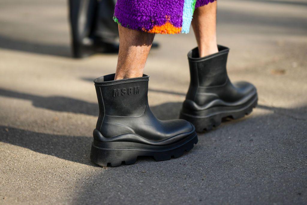 Botines de plástico mate negros de MSGM en la semana de la moda masculina en Milán, Italia, en enero de 2023.