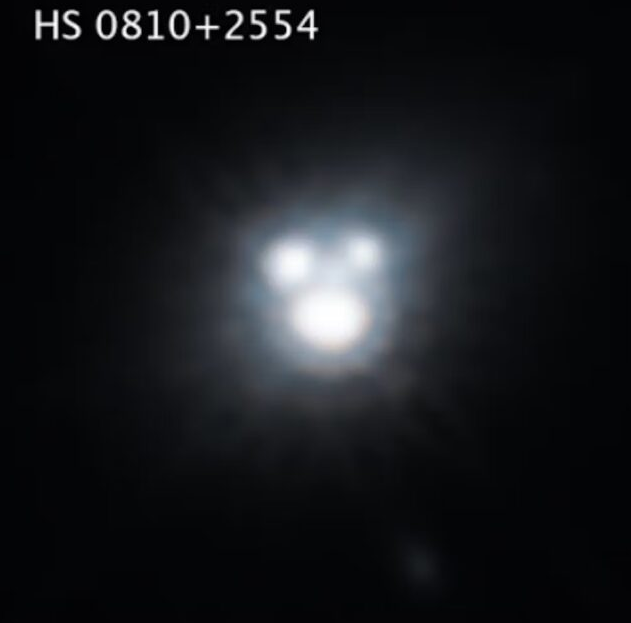ภาพซ้อนหลายภาพของกาแล็กซี HS 0810+2554 ซึ่งเกิดจากปรากฏการณ์เลนส์ความโน้มถ่วง