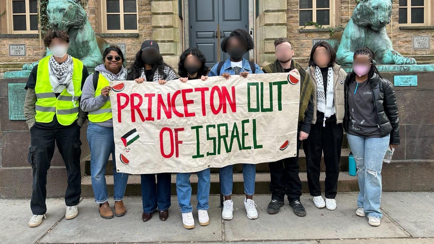 Estudiantes de la Universidad de Princeton con un cartel propalestina.