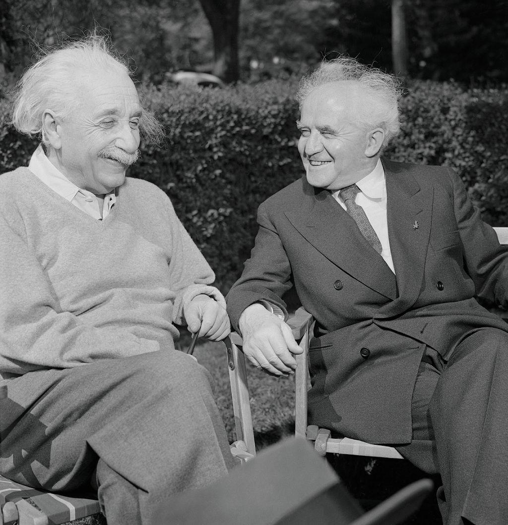 Ben-Gurión con Albert Einstein riendo
