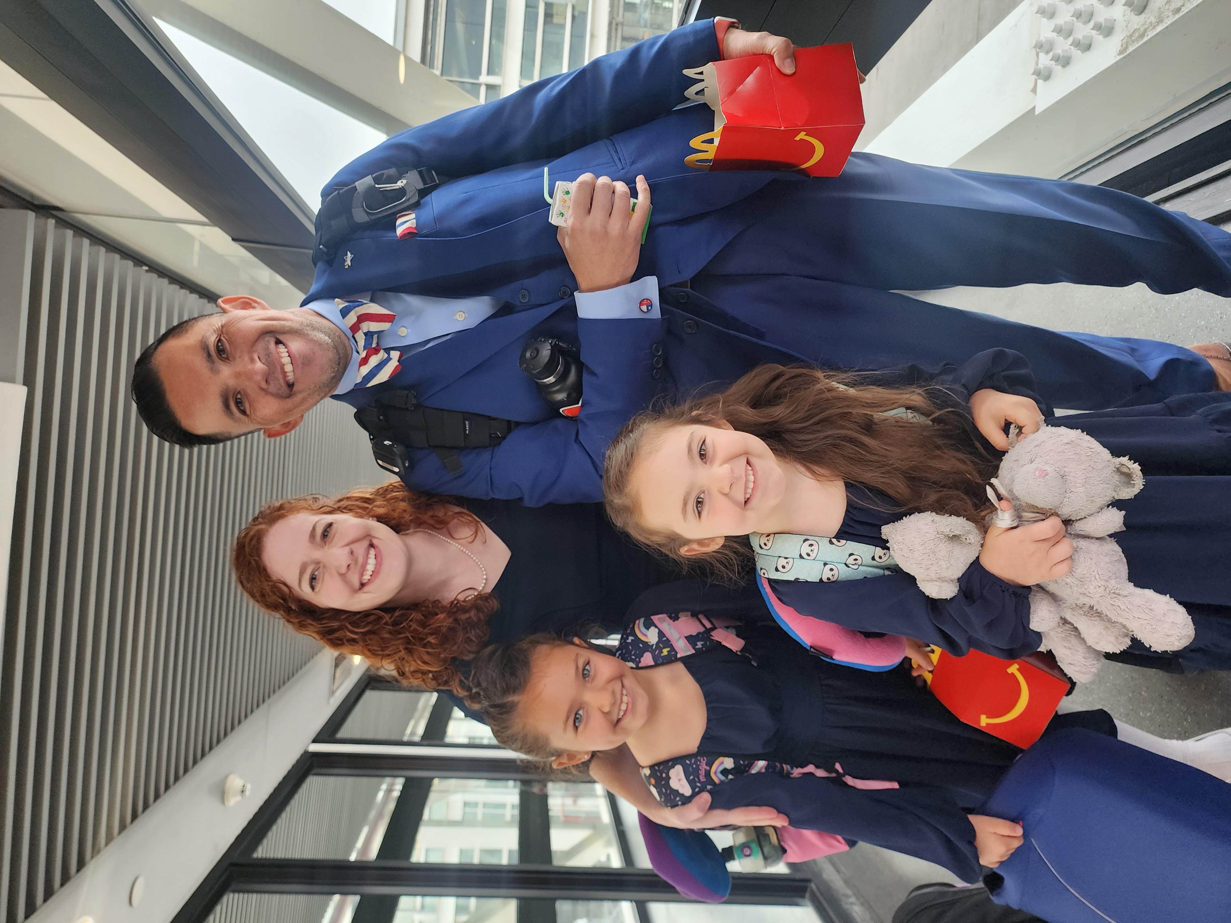 Jimmy Lippert-Thyden con su esposa Johannah y sus dos hijas, Ebba Joy, de 8 años, y Betty Grace, de 5, a su llegada a Chile.