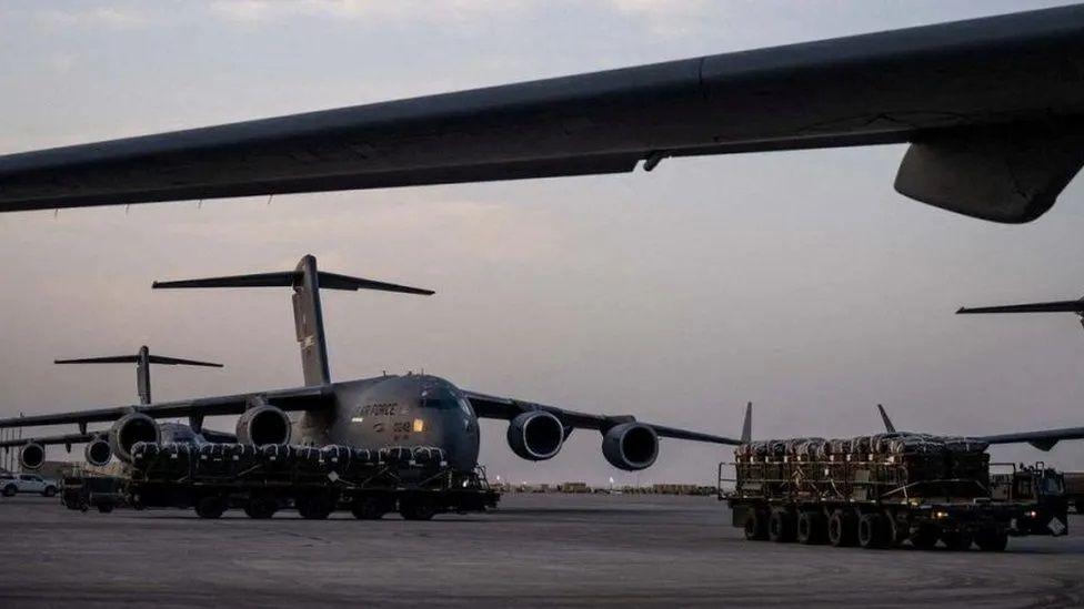 Avião da Força Aérea americana em base aérea