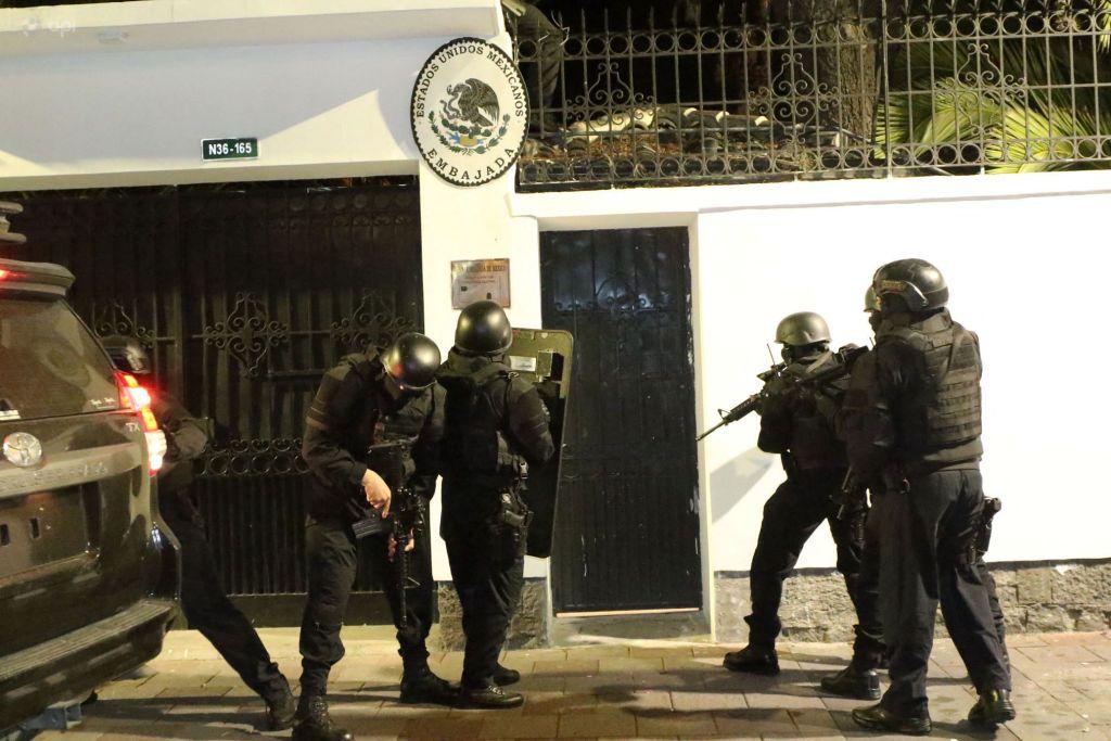 La policía ecuatoriana tratando de entrar en la embajada de México en Quito para arrestar a Jorge Glas.