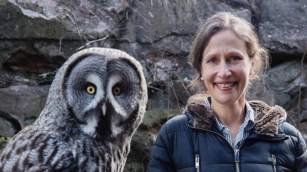 Jennifer Ackerman junto a un gran búho gris