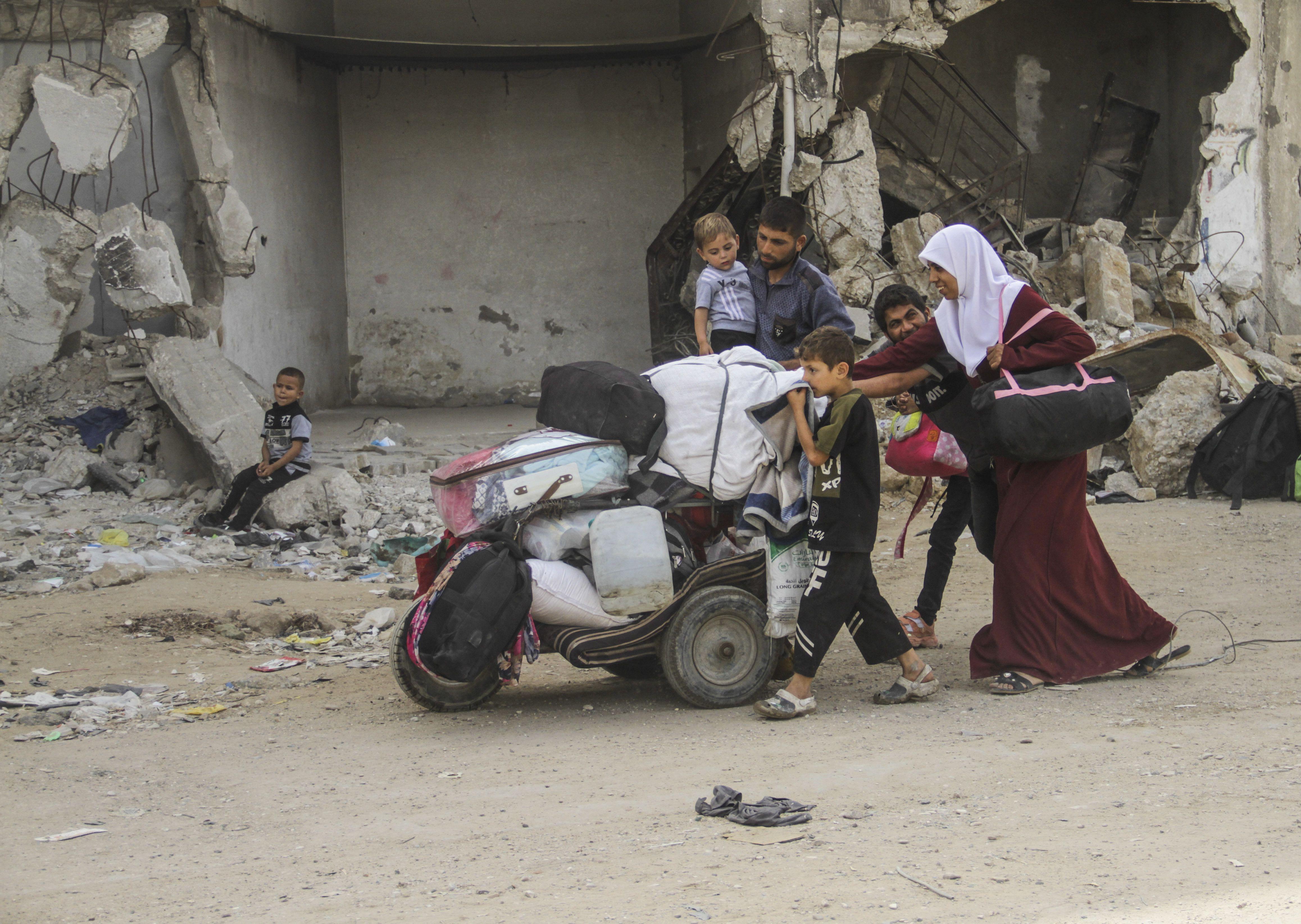 نازحون فلسطينيون يغادرون مخيم جباليا 