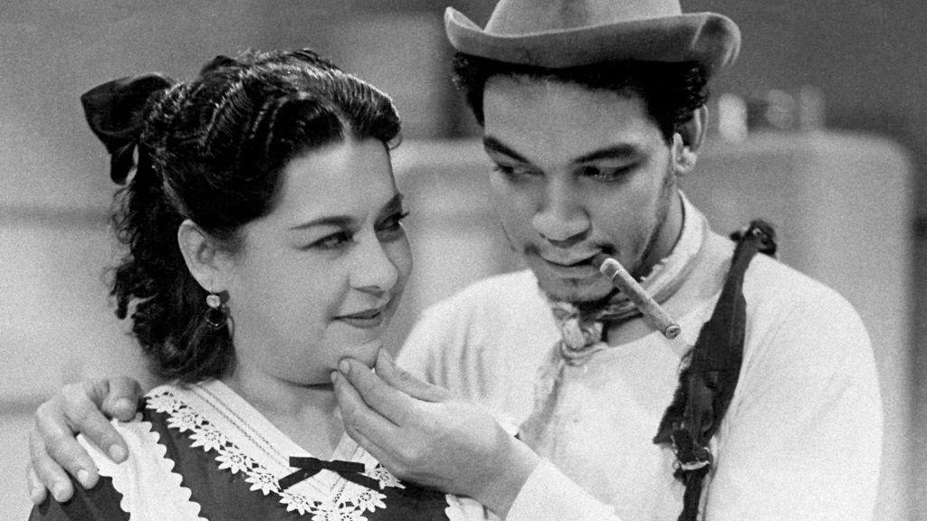 Mario Moreno "Cantinflas"  en una escena de una película con una mujer