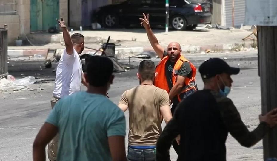 يظهر مقطع فيديو آخر صوره صحفي خارج مستشفى الأمل في جنين مسعفًا يهرع إلى عبد الرحمن حردان ويصطحبه قبل أن يحمله في الشارع (4 يوليو / تموز 2023)