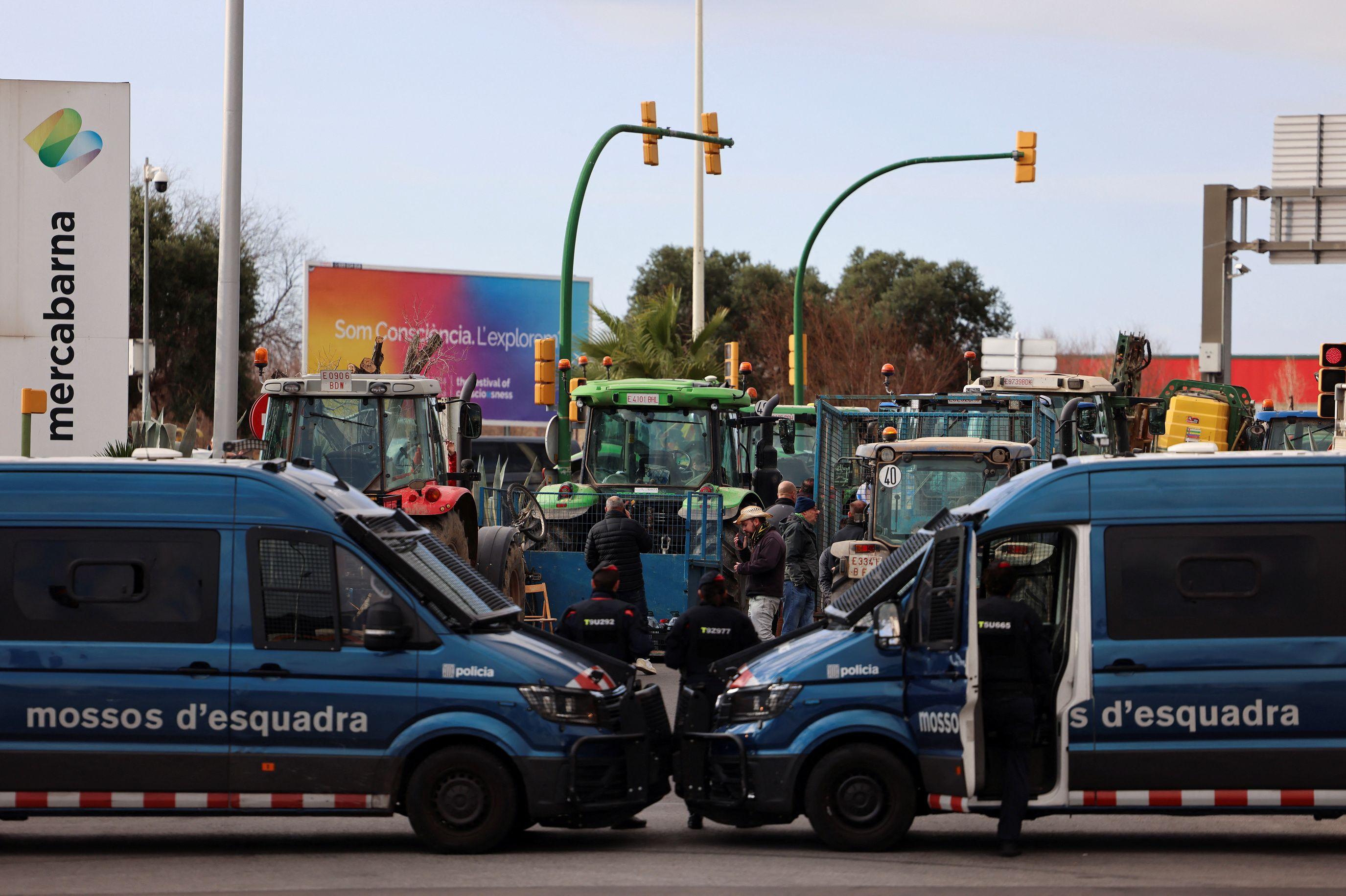 Agricultores bloqueiam a entrada do principal mercado atacadista da Catalunha, 