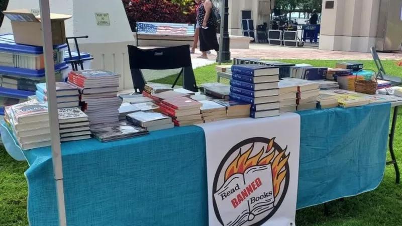 Estande da Fundação 451, que promove a distribuição de livros proibidos na Flórida.