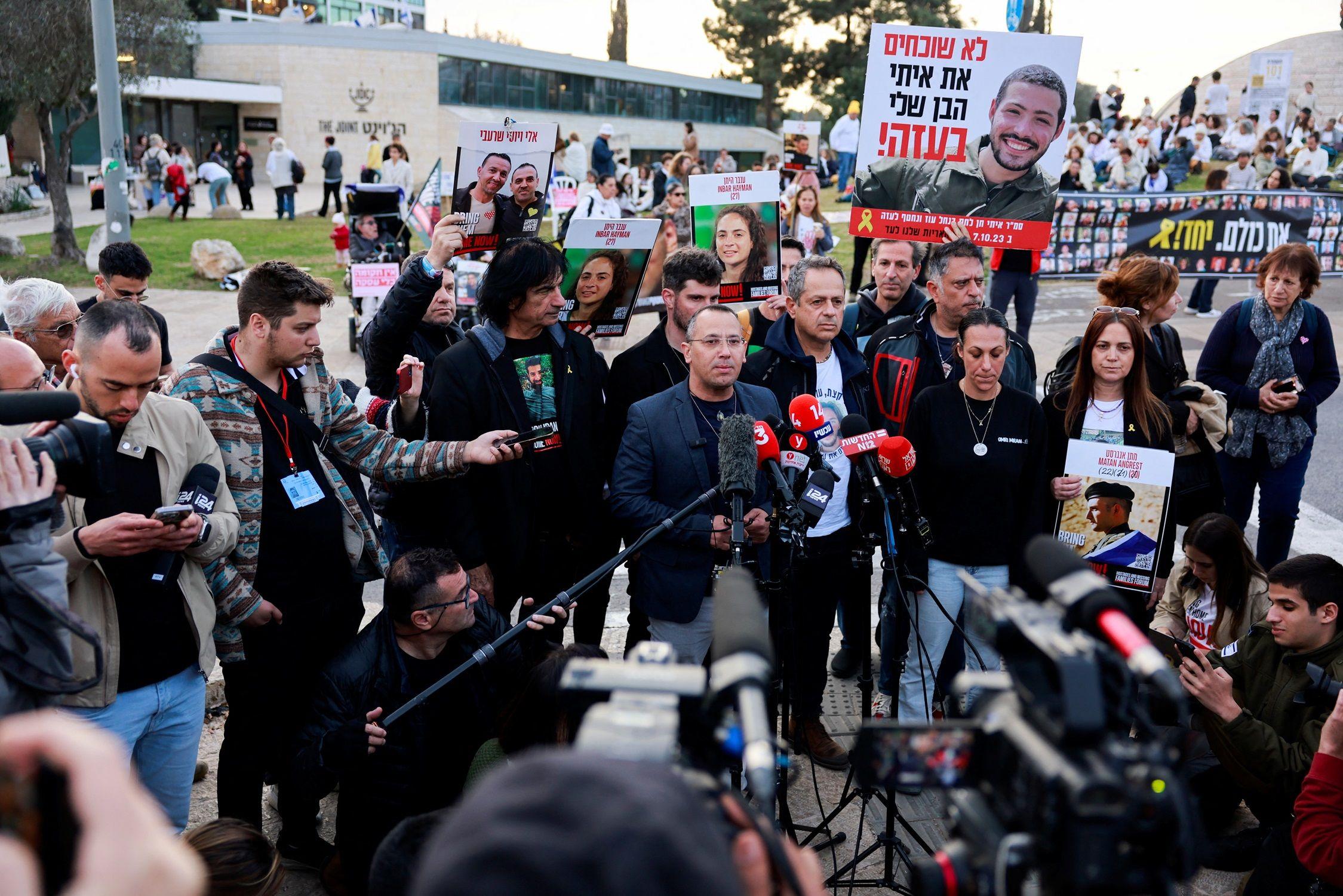 عائلات الرهائن الإسرائيليين يطالبون بالإفراج عنهم